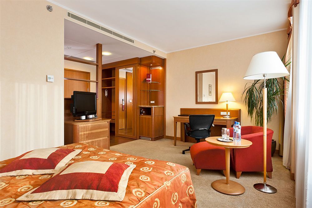 Courtyard By Marriott Katowice City Center Exterior photo