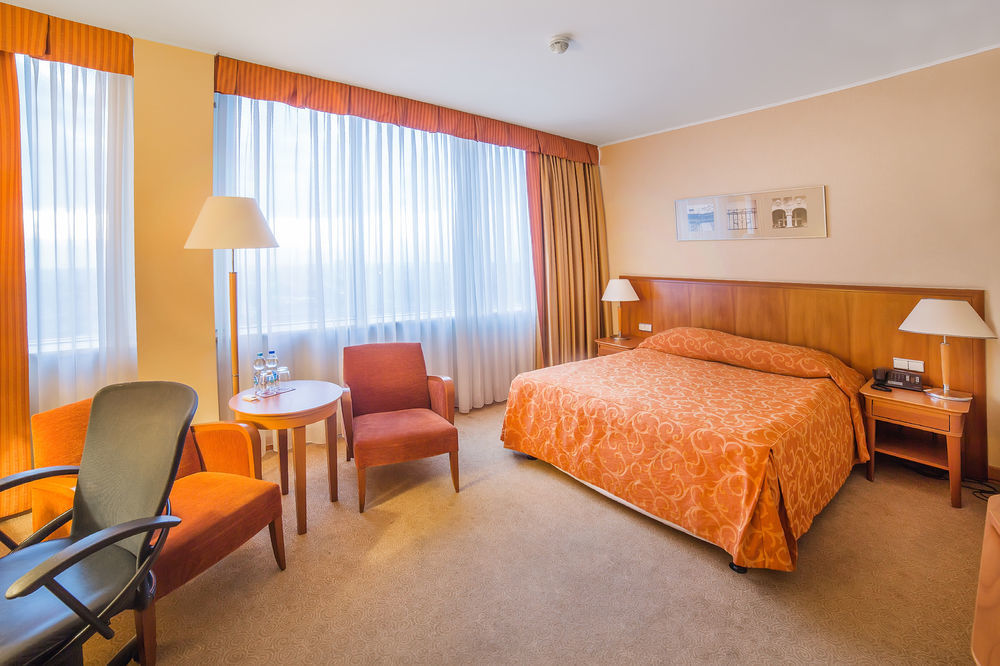 Courtyard By Marriott Katowice City Center Exterior photo